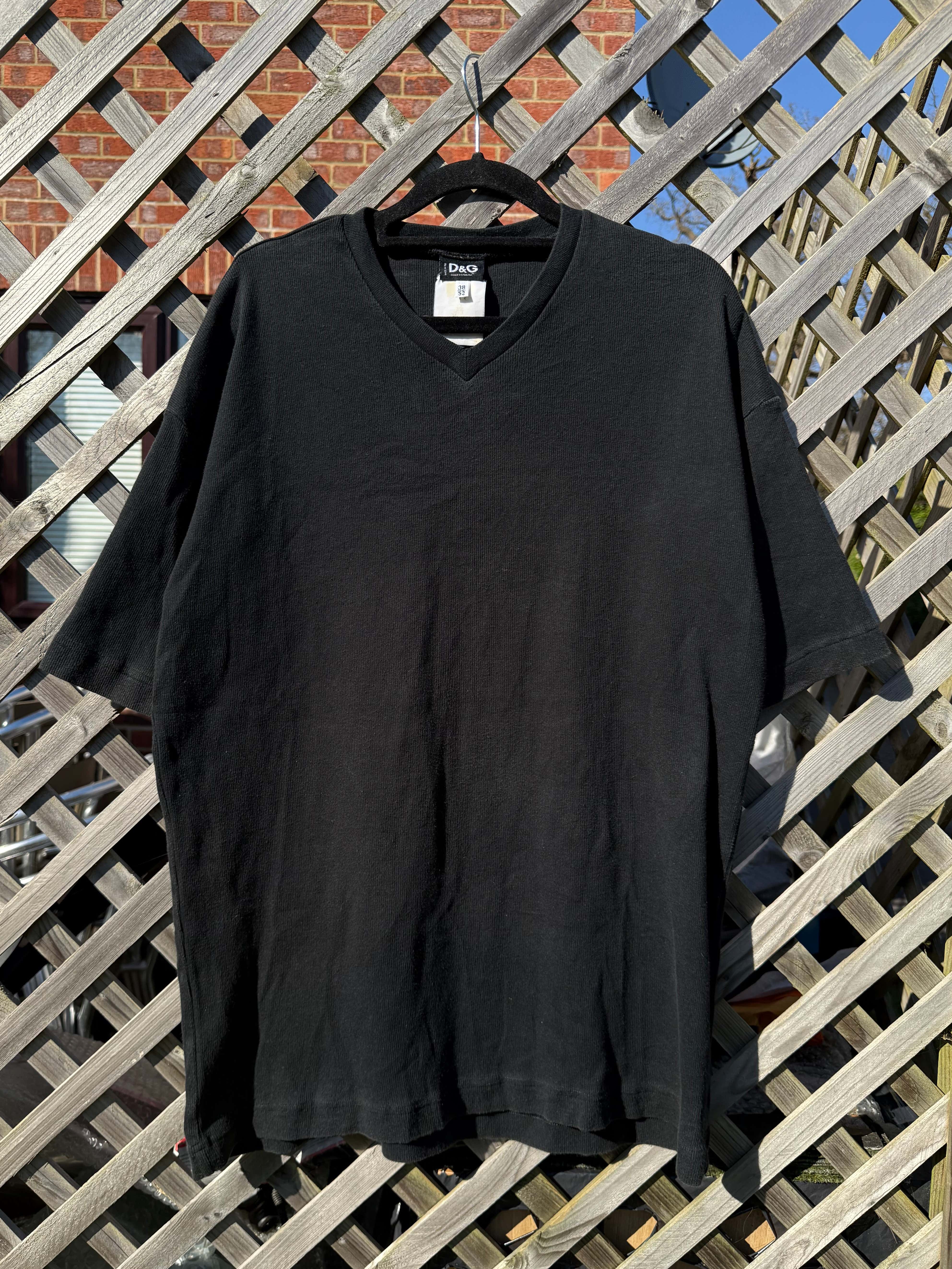 Dolce & Gabbana Vintage 2000s V-Neck Men's T-Shirt – FINDMYRAGS