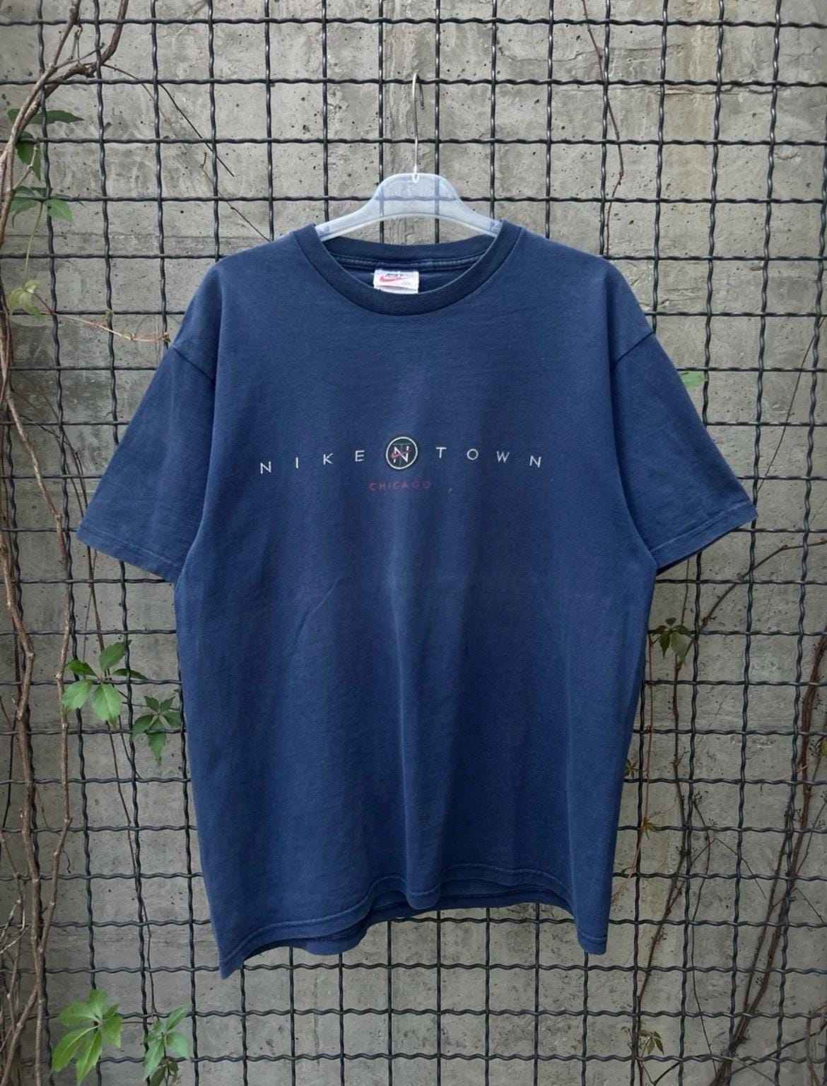 Vintage 90s Nike Town Chicago Streetwear T-shirt Size M